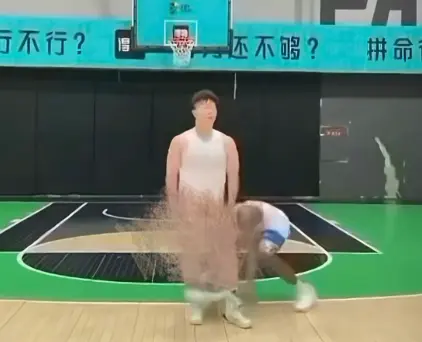 爆火视频《牛教练的裤子》黑哥不讲武德偷袭扯裤全场追跑-《牛教练的裤子》完整版无广告在线观看-全网同步HD高清资源