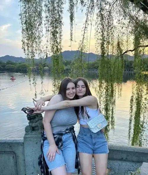 啄木鸟系列《艾玛马克斯的屈服》全集高清播放-电影艾玛马克斯的屈服未删减完整版-免费在线观看1080P