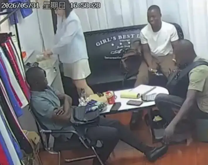 《三个黑人买衣服》监控视频全集-三英战吕布八分钟原版高清-美女老板娘服装店黑料资源无删减在线观看